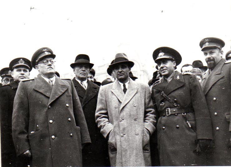 Membri ai guvernului Groza, încadraţi de Vîşinski şi un consilier sovietic; Fototeca online a comunismului românesc, cota 134/1945 