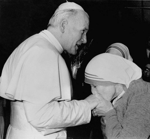 Papa Ioan Paul II si Maica Teresa/ AFP PHOTO / AFP PHOTO