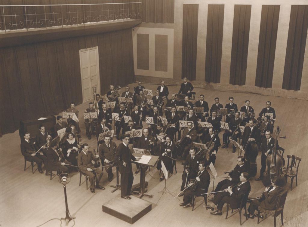Orchestra Radio in Studioul mare.