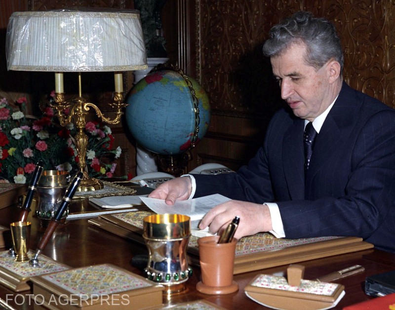 Nicolae Ceausescu, in cabinetul de  lucru, din Capitala.