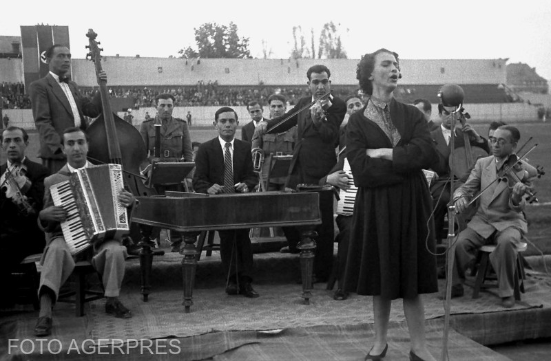 Maria Tanase cantand la spectacolul dat pentru sarbatorirea cuceririi Crimeei si strangerea de fonduri destinate ranitilor de pe front.iul.1942.