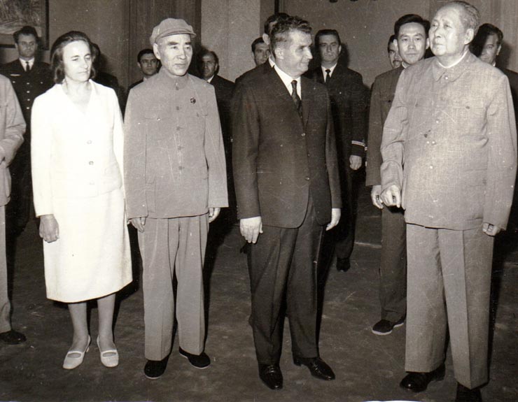Vizita oficială a lui Nicolae Ceauşescu şi a Elenei Ceauşescu în Republica Populară Chineză. Primirea la preşedintele Mao Tzedun. ( iunie 1971) - sursa – „Fototeca online a comunismului românesc” - cota: 73/1971
