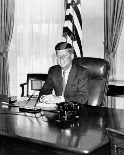 John Fitzgerald Kennedy in biroul de la Casa Alba / AFP PHOTO / -