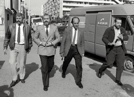 21 octombrie 1986, Marsilia - Giovanni Falcone inconjurat de garzile de corp./ AFP PHOTO / GERARD FOUET