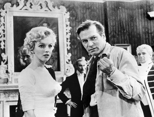 Regizorul Laurence Olivier alaturi de Marilyn Monroe pe platoul de filmare al peliculei "The Prince and the Showgirl" , 14 August 1956. / AFP PHOTO