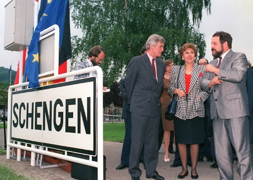Ministrul francez pentru afaceri europene Edith Cresson alaturi de reprezenantii Luxemburgului si Belgiei, in ziua semnarii Acordului Schengen (19 iunie 1990) / AFP PHOTO / CHARLES CARATINI