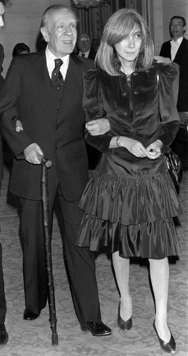 Jorge Luis Borges impreuna cu sotia sa, Maria Kodama la Elysée Palace, 1983/ AFP PHOTO JOEL ROBINE / AFP PHOTO / JOEL ROBINE