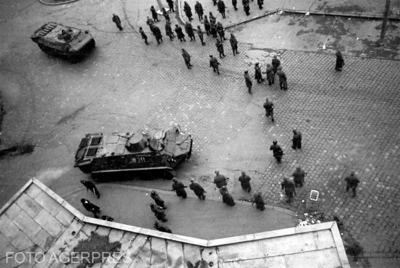 TIMISOARA, ROMANIA: La 17 decembrie 1989 muncitori, locuitori si studenti din Timisoara se indreapta spre Piata Operei rostind indemnuri la actiune impotriva dictaturii comuniste. ROMPRES Foto/ Constantin DUMA