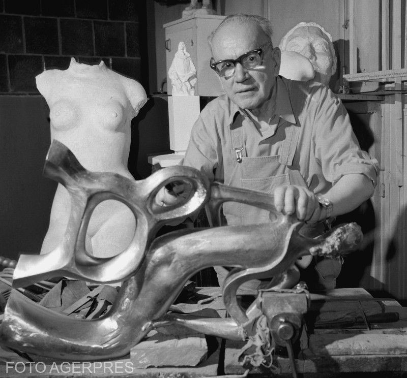 Sculptorul Ion Irimescu in atelierul sau. 11 septembrie 1980