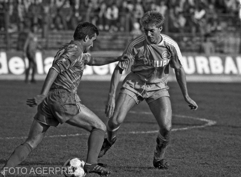 Meciul de fotbal dintre echipele Steaua Bucuresti si PSV Eindhoven (scor 1-0), contand pentru turul al doilea al Cupei Campionilor Europeni, editia 1989 - 1990, mansa 1; in imagine: Gheorghe Hagi (stg.)