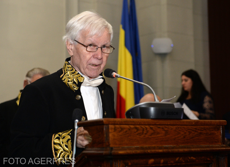 Academicianul Eugen Simion sustine un discurs in cadrul ceremoniei de decernare a Premiilor Academiei Romane pentru anul 2014, in Aula Academiei Romane. 