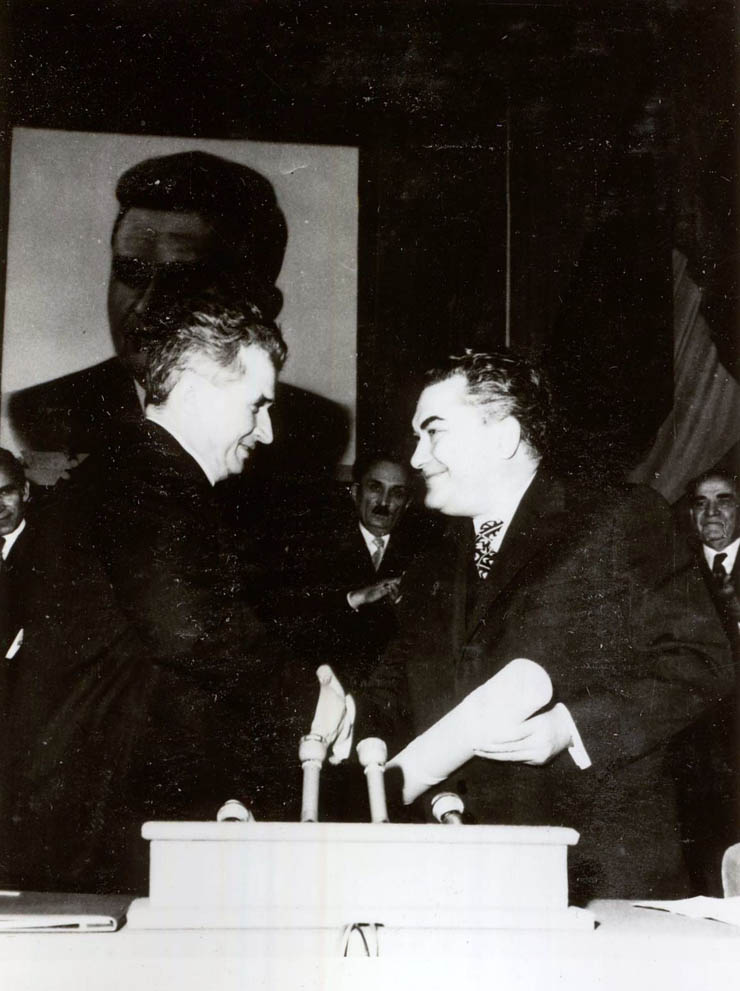  Nicolae Ceauşescu primeşte diploma de doctor Honoris Causa la Universitatea din Bucureşti. (26 ian.1973) sursa – „Fototeca online a comunismului românesc”, Cota: 3/1973