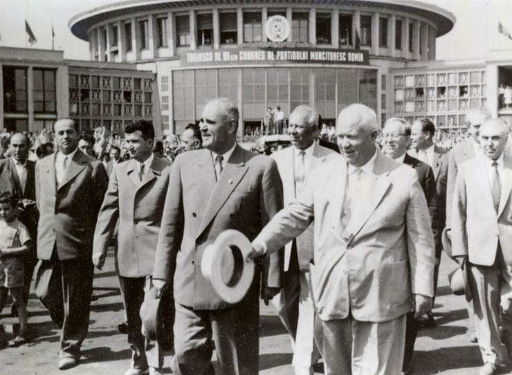 Bucureşti – Aeroportul Băneasa. Plecarea delegaţiei P.C.U.S., care a participat la lucrările celui de al VIII-lea Congres al P.C.R., iunie 1960. (iunie 1960) sursa – „Fototeca online a comunismului românesc”, Cota: 55/1960